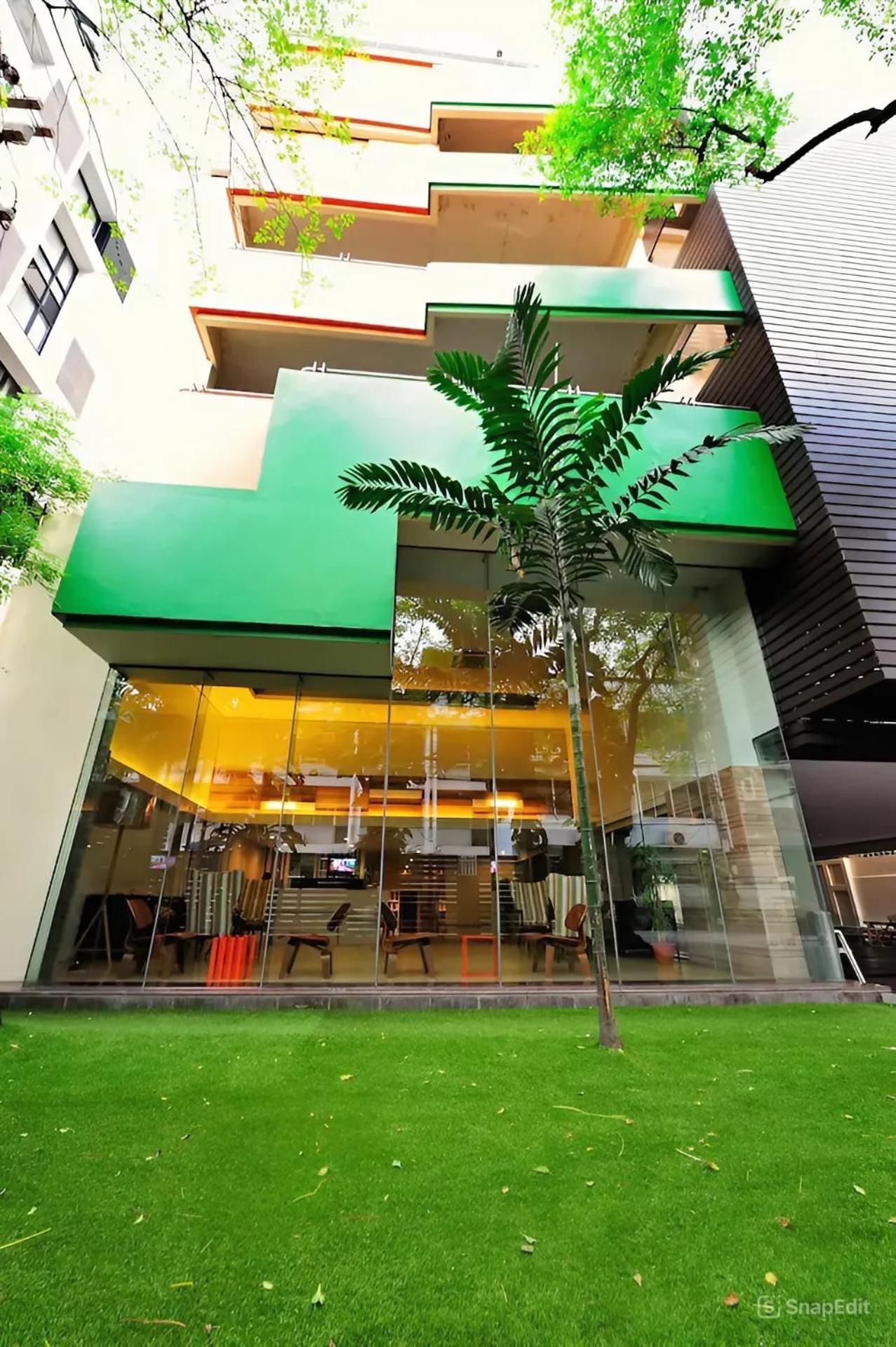 Nantiruj Tower - นันทิรุจ ทาวเวอร์ เซอร์วิสอพาร์ทเม้นท์ สุขุมวิท ซอย 8 Apartment Bangkok Exterior foto